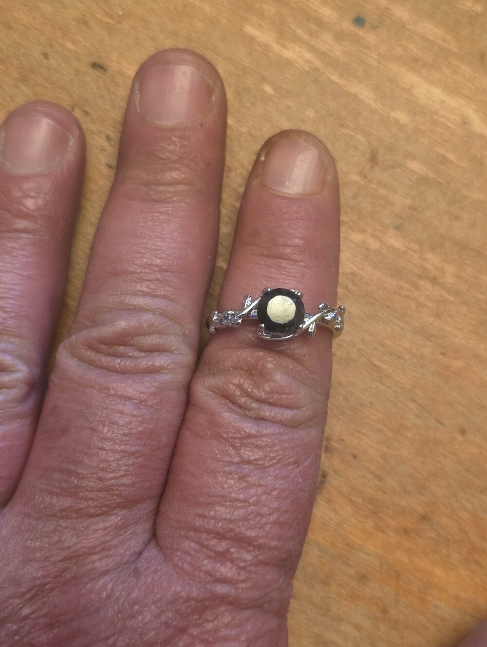 Black Stone With Vines On Sides Ring Unmarked Size 8.5